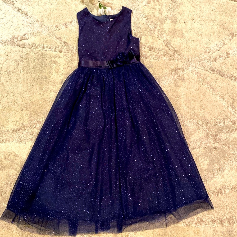 Pretty navy blue dress! Worn by my daughter couple of times, it’s like new.